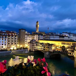 Ponte Vecchio View Luxury Apartment